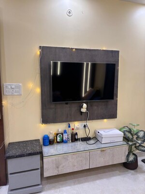 Room in 2.5 BHK Apartment at Triveni Apartments CGHS, Paschim Vihar – for Rent