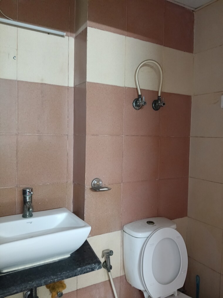 Bathroom, mahagun-mywoods-iii 2 Bedroom 960 Sq.Ft. Apartment In Sector 16c Greater Noida Greater Noida 9294335