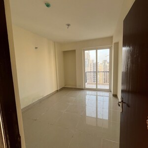 Room in 2.5 BHK Apartment at Amrapali Heartbeat City, Sector 107 – for Rent