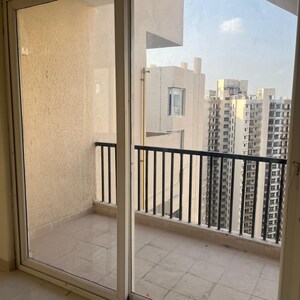 Room in 2.5 BHK Apartment at Amrapali Heartbeat City, Sector 107 – for Rent