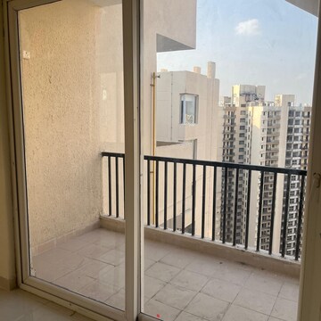 Room in 2.5 BHK Apartment at Amrapali Heartbeat City, Sector 107 – for Rent