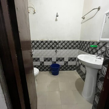 Bathroom in 2.5 BHK Apartment at Amrapali Princely Estate, Sector 76 – for Rent