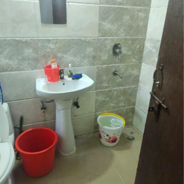 Bathroom in 2.5 BHK Apartment at Amrapali Princely Estate, Sector 76 – for Rent