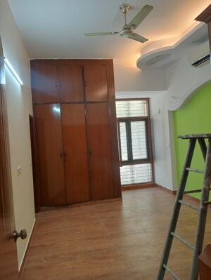 Room in 3 BHK Apartment at Patparganj – for Rent