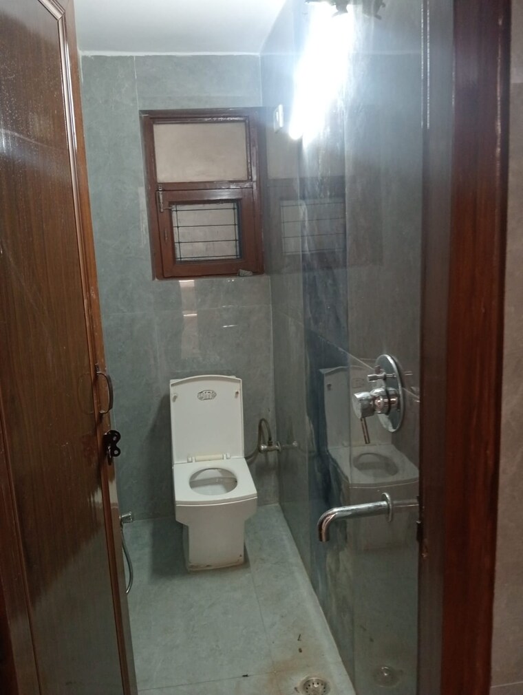Bathroom, patparganj 3 Bedroom 1550 Sq.Ft. Apartment In Patparganj Delhi 9294450