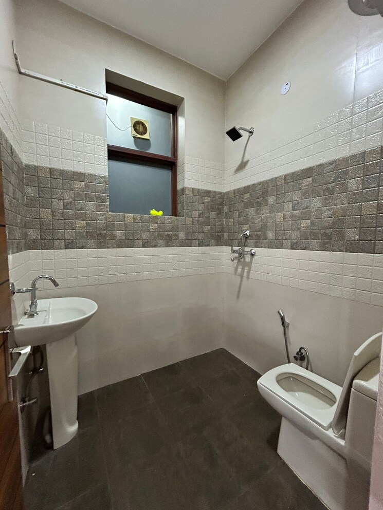 Bathroom, white-pearl-residency 2 Bedroom 900 Sq.Ft. Builder Floor In Sector 5 Gurgaon 9294573