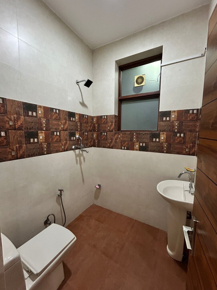 Attached Bathroom, white-pearl-residency 2 Bedroom 900 Sq.Ft. Builder Floor In Sector 5 Gurgaon 9294573