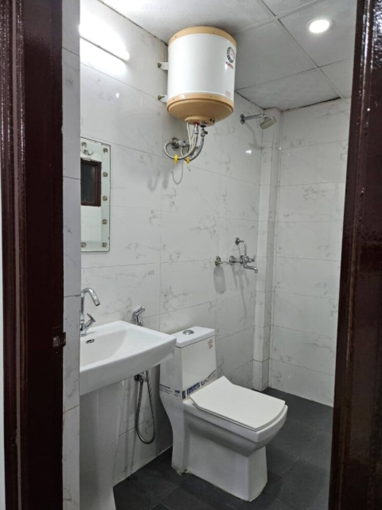Bathroom, freedom fighters enclave 2 Bedroom 1000 Sq.Ft. Apartment In Freedom Fighters Enclave Delhi 9294604