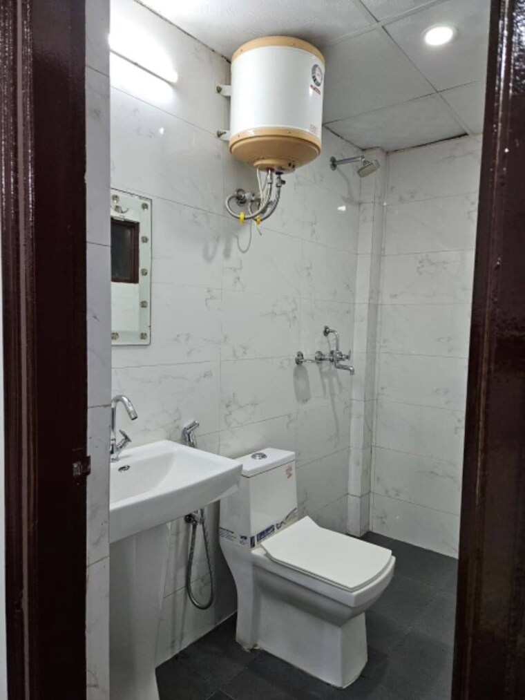 Bathroom, freedom fighters enclave 2 Bedroom 1000 Sq.Ft. Apartment In Freedom Fighters Enclave Delhi 9294604