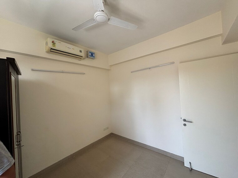 Room, emaar-emerald-estate 2.5 Bedroom 1020 Sq.Ft. Apartment In Sector 65 Gurgaon 9294686