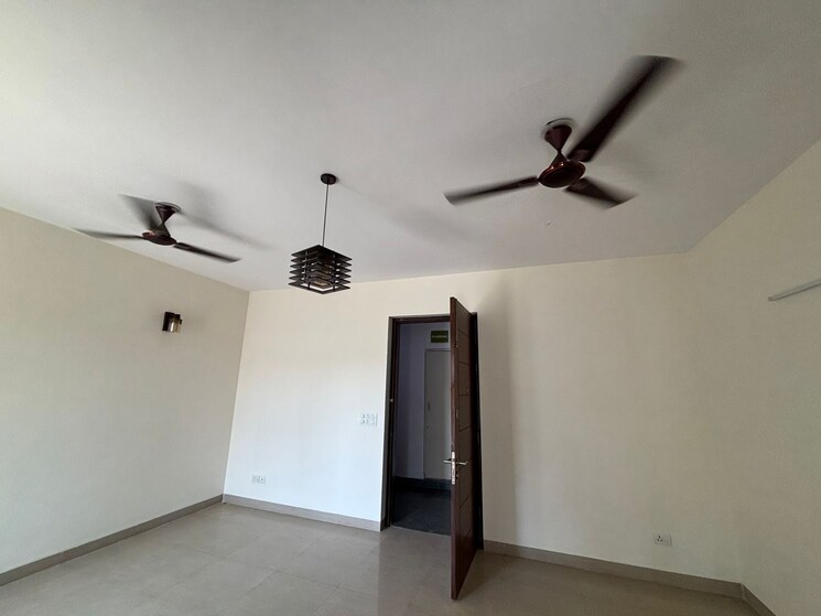 Room, emaar-emerald-estate 2.5 Bedroom 1020 Sq.Ft. Apartment In Sector 65 Gurgaon 9294686