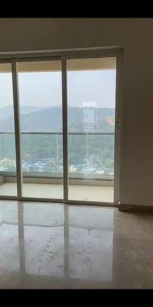 Room in 4 BHK Apartment at Sheth Montana, Mulund West – for Sale