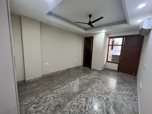 Room in 3 BHK Builder Floor at Sushant Vyapaar Kendra, Dlf Phase iv – for Rent