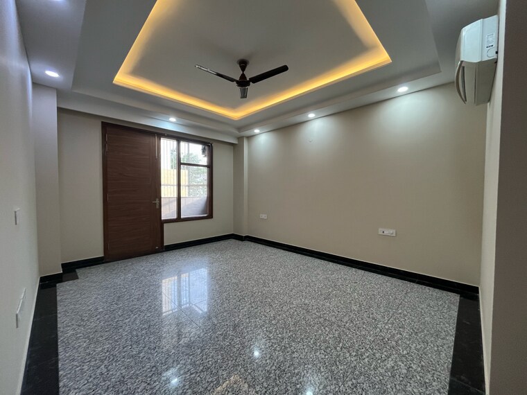 Room, sushant-vyapaar-kendra 3 Bedroom 1754 Sq.Ft. Builder Floor In Dlf Phase iv Gurgaon 9294800