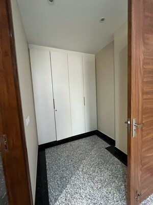 Room in 3 BHK Builder Floor at Sushant Vyapaar Kendra, Dlf Phase iv – for Rent