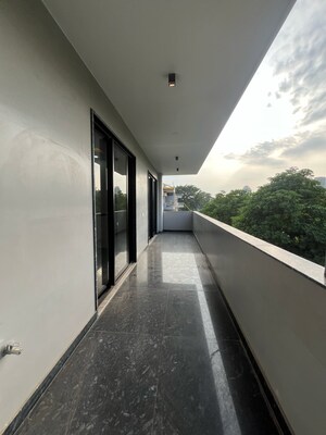 Building Lobby in 3 BHK Builder Floor at Sushant Vyapaar Kendra, Dlf Phase iv – for Rent