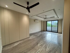 Room in 3 BHK Builder Floor at Sushant Vyapaar Kendra, Dlf Phase iv – for Rent