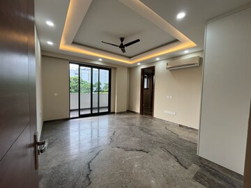 Room in 3 BHK Builder Floor at Sushant Vyapaar Kendra, Dlf Phase iv – for Rent