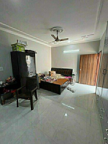 Living Room in 2.5 BHK Builder Floor at Sector 29 – for Rent