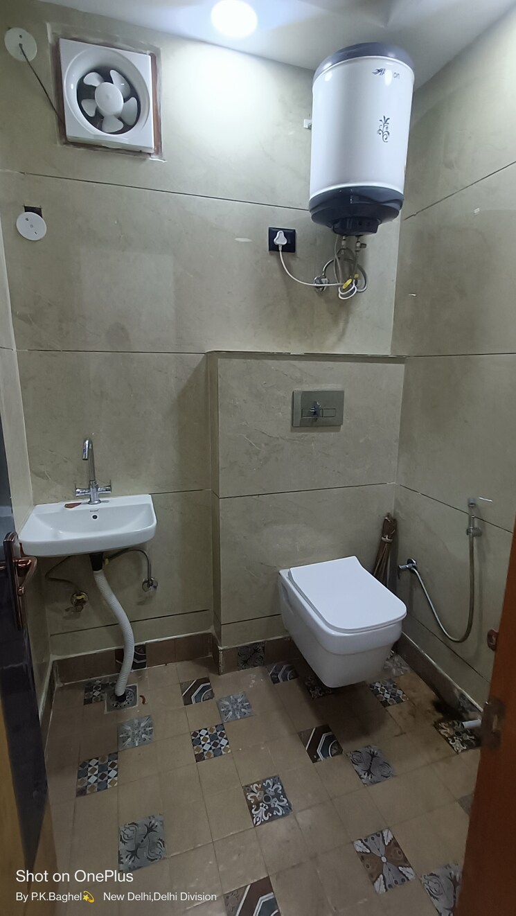 Bathroom, govindpuri 3 Bedroom 900 Sq.Ft. Builder Floor In Govindpuri Delhi 9294855
