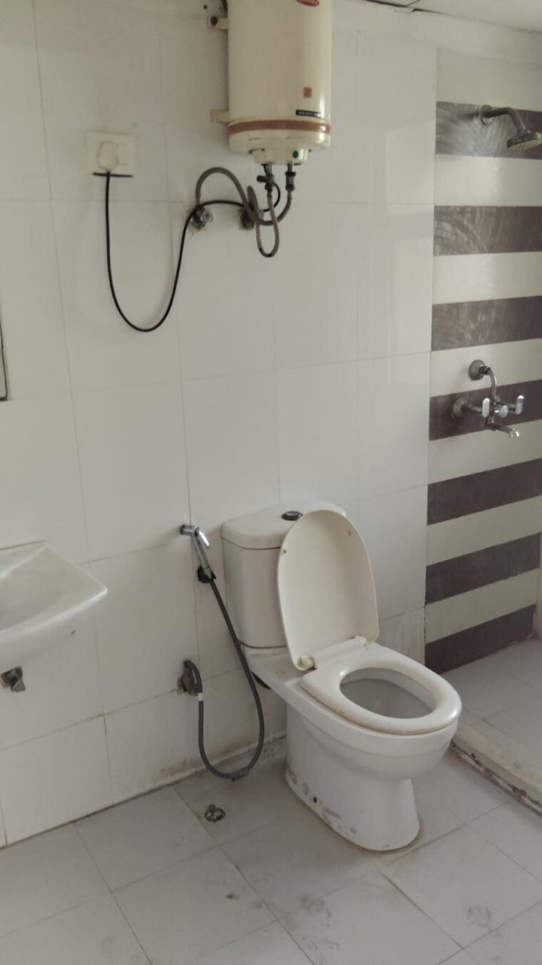 Bathroom, gaur-sportswood 3 Bedroom 916 Sq.Ft. Apartment In Sector 79 Noida 9294871