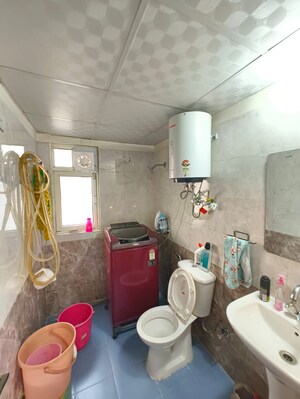 Bathroom in 4 BHK Apartment at Amrapali Eden Park, Sector 50 – for Rent