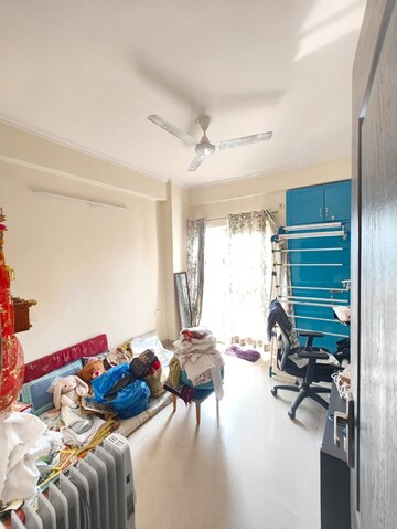 Living Room in 4 BHK Apartment at Amrapali Eden Park, Sector 50 – for Rent