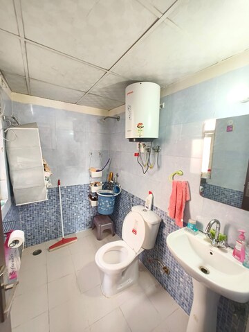 Bathroom in 4 BHK Apartment at Amrapali Eden Park, Sector 50 – for Rent