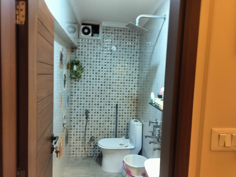 Bathroom, lajpat nagar 4 2 Bedroom 900 Sq.Ft. Builder Floor In Lajpat Nagar 4 Delhi 9294944