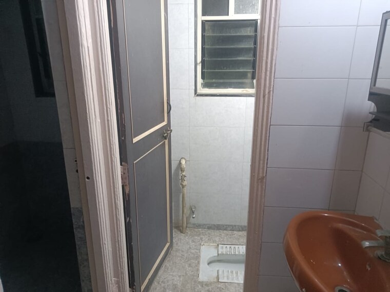 Bathroom, bhawani-park 2 Bedroom 900 Sq.Ft. Apartment In Aundh Pune 9294893