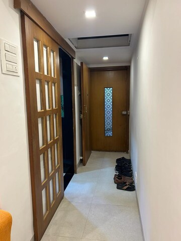 Room in 2 BHK Apartment at Woodland Apartment, Andheri West – for Rent