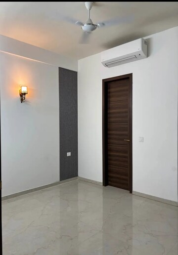 Room in 3 BHK Apartment at Smart World Orchard, Sector 61 – for Rent