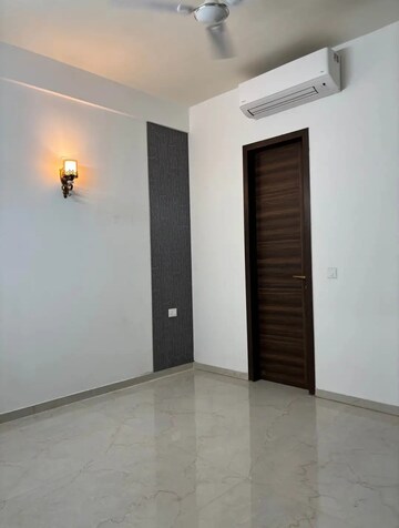 Room in 3 BHK Apartment at Smart World Orchard, Sector 61 – for Rent