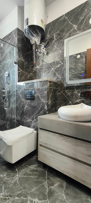 Bathroom in 4 BHK Builder Floor at Unitech South City 1, South City 1 – for Rent