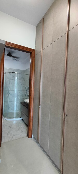 Building Lobby in 4 BHK Builder Floor at Unitech South City 1, South City 1 – for Rent