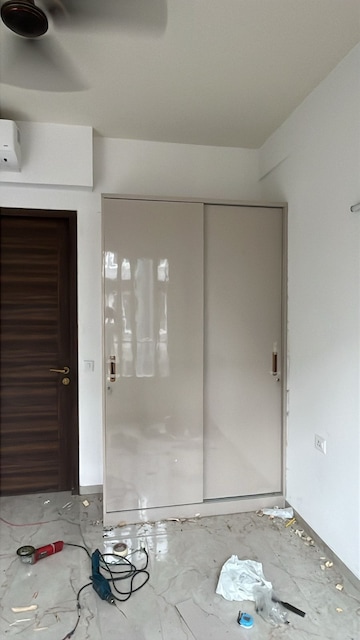 Room in 3 BHK Apartment at Smart World Orchard, Sector 61 – for Rent