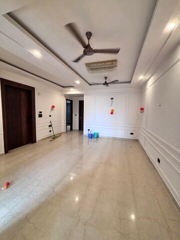 Building Lobby in 3 BHK Apartment at Sector 71 – for Rent