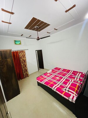 Bedroom in 3 BHK Builder Floor at JakhaN-Rajpur Road – for Rent