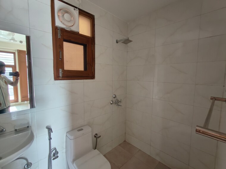 Bathroom, huda-staff-colony 3 Bedroom 1860 Sq.Ft. Builder Floor In Sector 46 Gurgaon 9295285