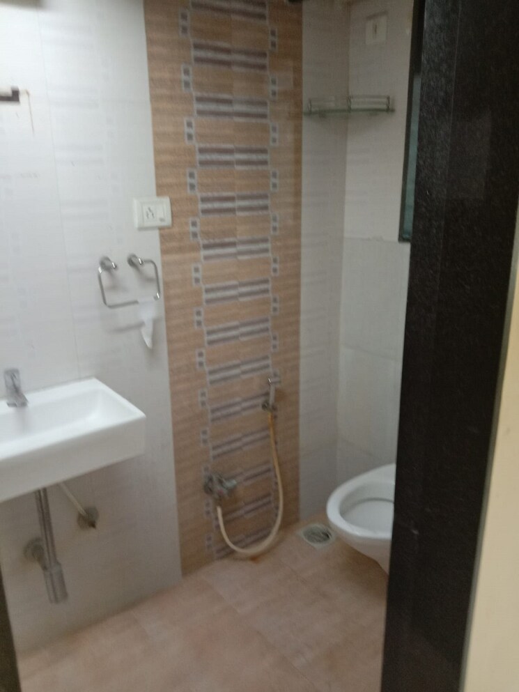 Bathroom, santacruz west 3 Bedroom 1200 Sq.Ft. Apartment In Santacruz West Mumbai 9295339