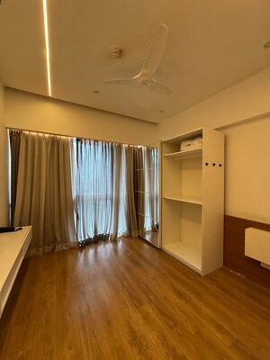 Furnished Amenities in 3 BHK Apartment at Indiabulls Sky, Lower Parel – for Rent