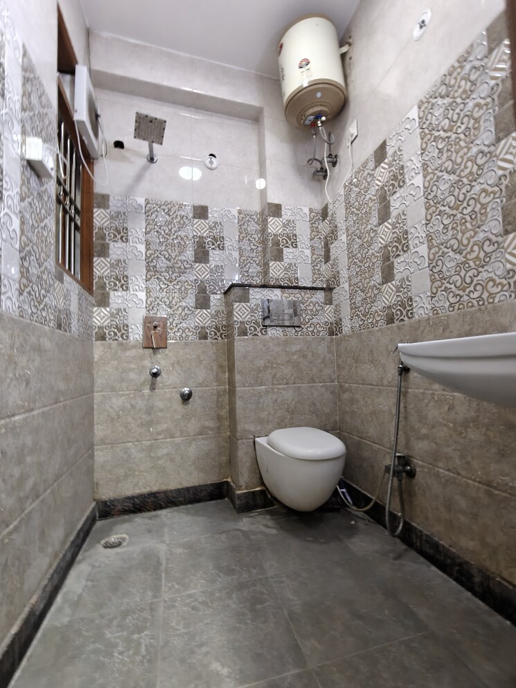 Bathroom, khirki extension 3 Bedroom 1000 Sq.Ft. Builder Floor In Khirki Extension Delhi 9295414