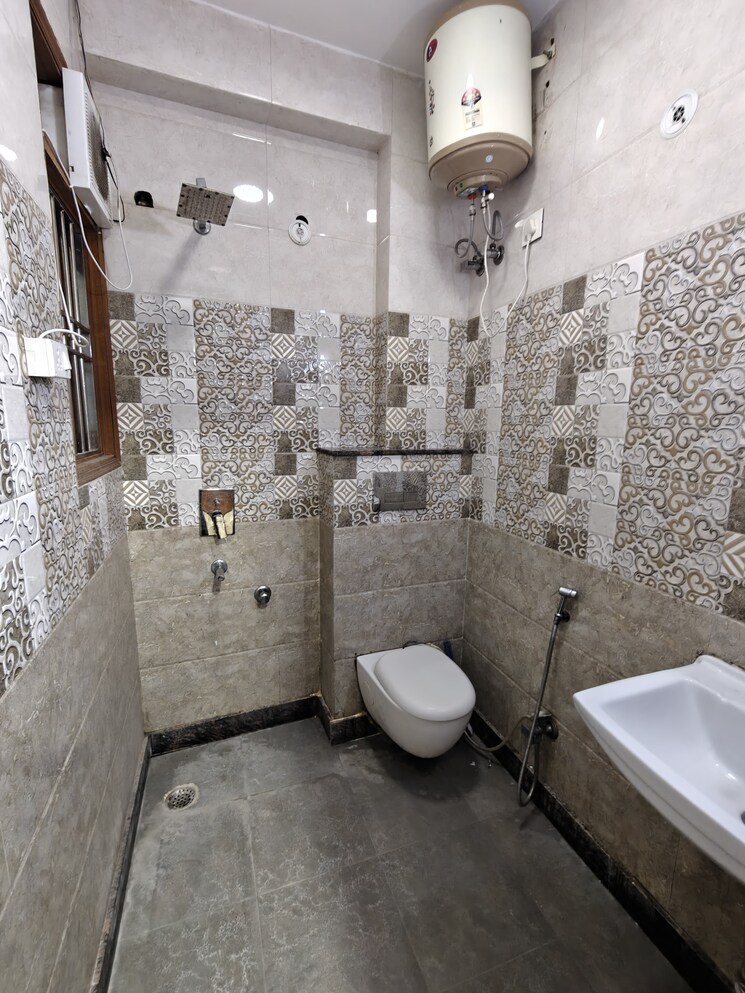 Bathroom, khirki extension 3 Bedroom 1000 Sq.Ft. Builder Floor In Khirki Extension Delhi 9295414