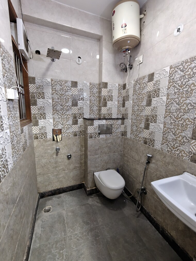 Bathroom, khirki extension 3 Bedroom 1000 Sq.Ft. Builder Floor In Khirki Extension Delhi 9295414