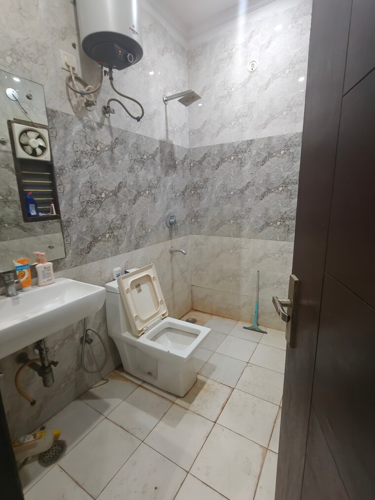 Bathroom, sector 52 2 Bedroom 1100 Sq.Ft. Builder Floor In Sector 52 Gurgaon 9295411