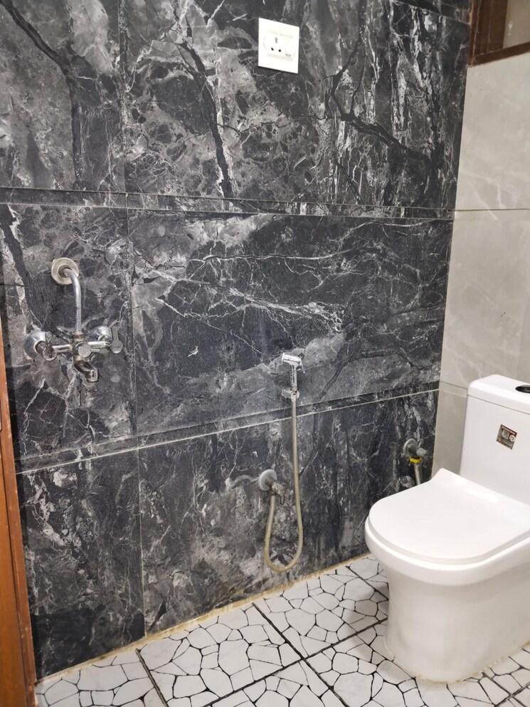 Bathroom, malviya nagar 3 Bedroom 1500 Sq.Ft. Builder Floor In Malviya Nagar Delhi 9295455