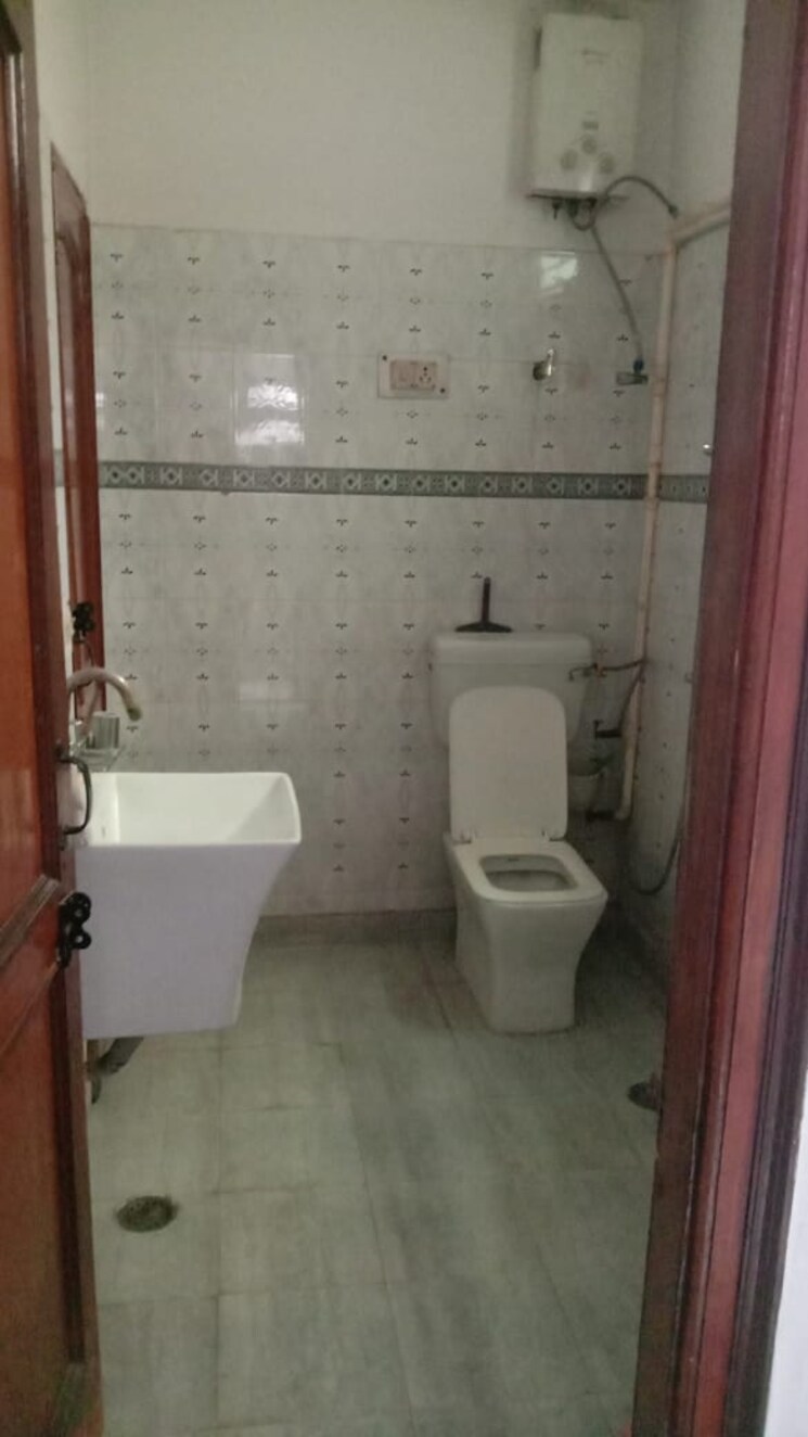 Bathroom, patel nagar 2 2 Bedroom 950 Sq.Ft. Builder Floor In Patel Nagar 2 Ghaziabad 9295474