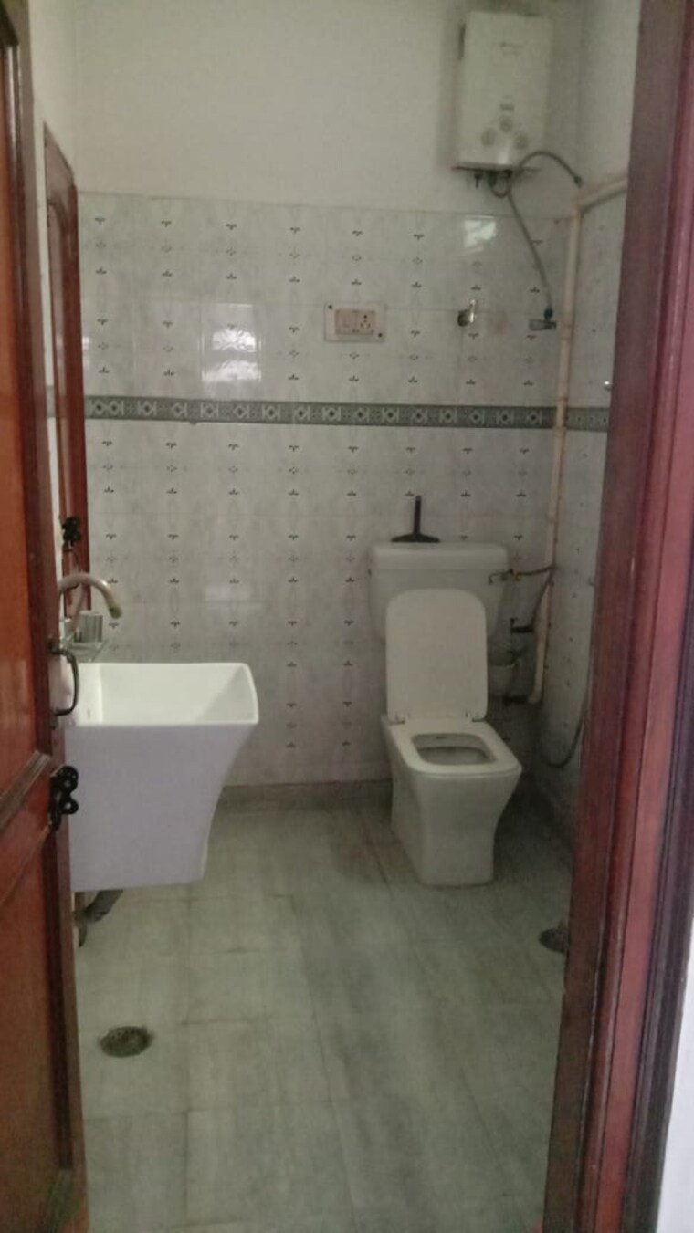 Bathroom, patel nagar 2 2 Bedroom 950 Sq.Ft. Builder Floor In Patel Nagar 2 Ghaziabad 9295474