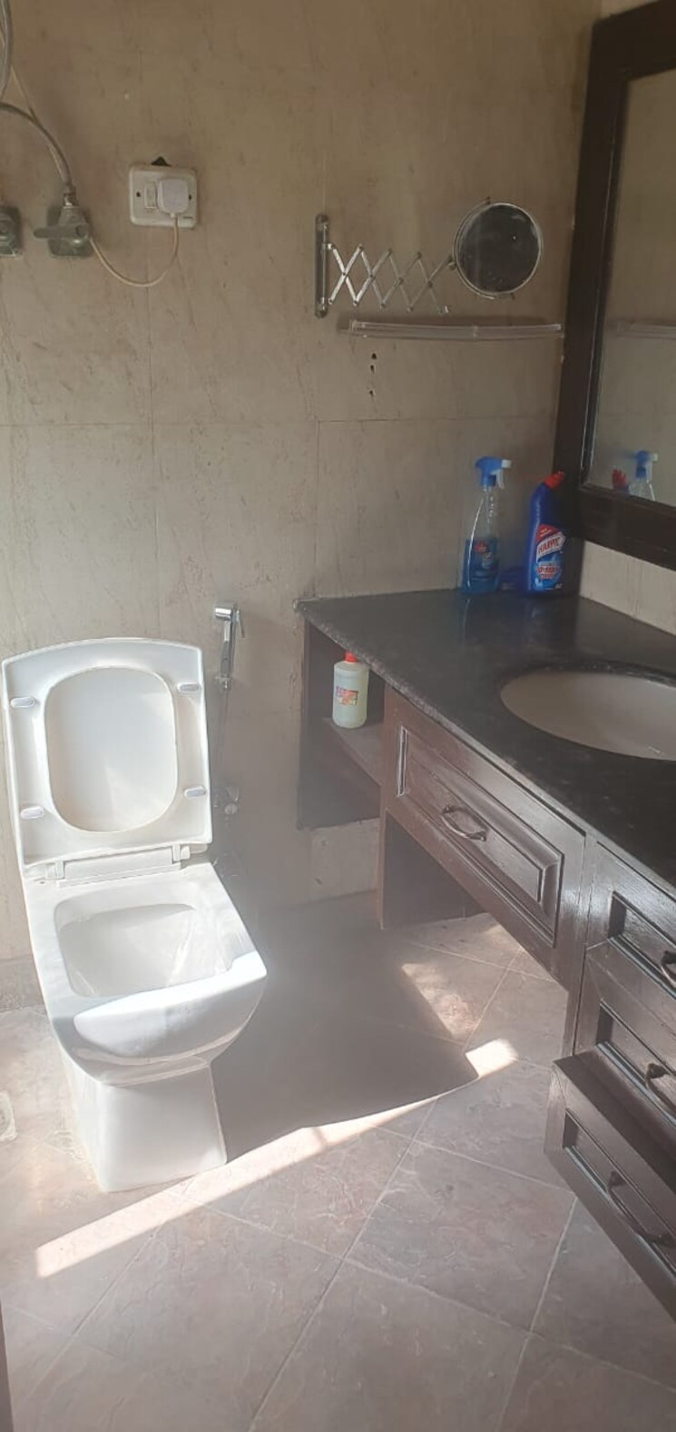 Bathroom, veera-safdarjung-enclave 3 Bedroom 1700 Sq.Ft. Builder Floor In Safdarjung Enclave Delhi 9295624