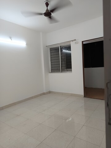 Room in 2 BHK Apartment at Spring Glory Co-Operative Society, Kharadi – for Rent